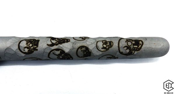 Handgeschmiedeter Kubotan HC-22-2 Unikat (Custom Made) von vorne auf weißem Hintergrund. Seriennummer SN sichtbar, Totenkopf-Gravur, schwarzer Paracord-Fangriemen, 3 Bohrungen. GPSR: Chargennummer/Hersteller SN für Rückverfolgbarkeit. Nur als Grifffestige